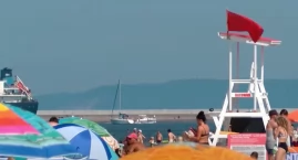 Czerwone flagi nad Bałtykiem i sinice na Kaszubach. Gdzie obowiązuje zakaz kąpieli?