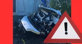 Wypadek na przejeździe we wsi Olszyny. W bus uderzył uderzył pociąg PKP IC, kierowca nie żyje [ZDJĘCIA]