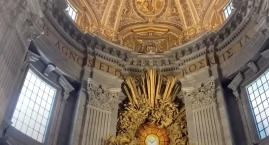 Mężczyzna obnażał się przy ołtarzu w Bazylice Św. Piotra. Obsceniczny incydent w <a href='https://checkpress.pl/artykul/tusk-powiedzial-papiezowi-n2285572' title='Watykan'>Watykan</a>ie