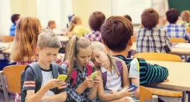 Nauczyciel bez zakazów przekonał uczniów do odłożenia telefonów