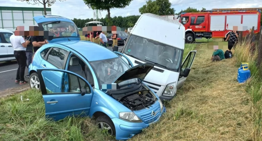 Wypadek busa i osobówki na drodze Jerka – Krzywiń [ZDJĘCIA]