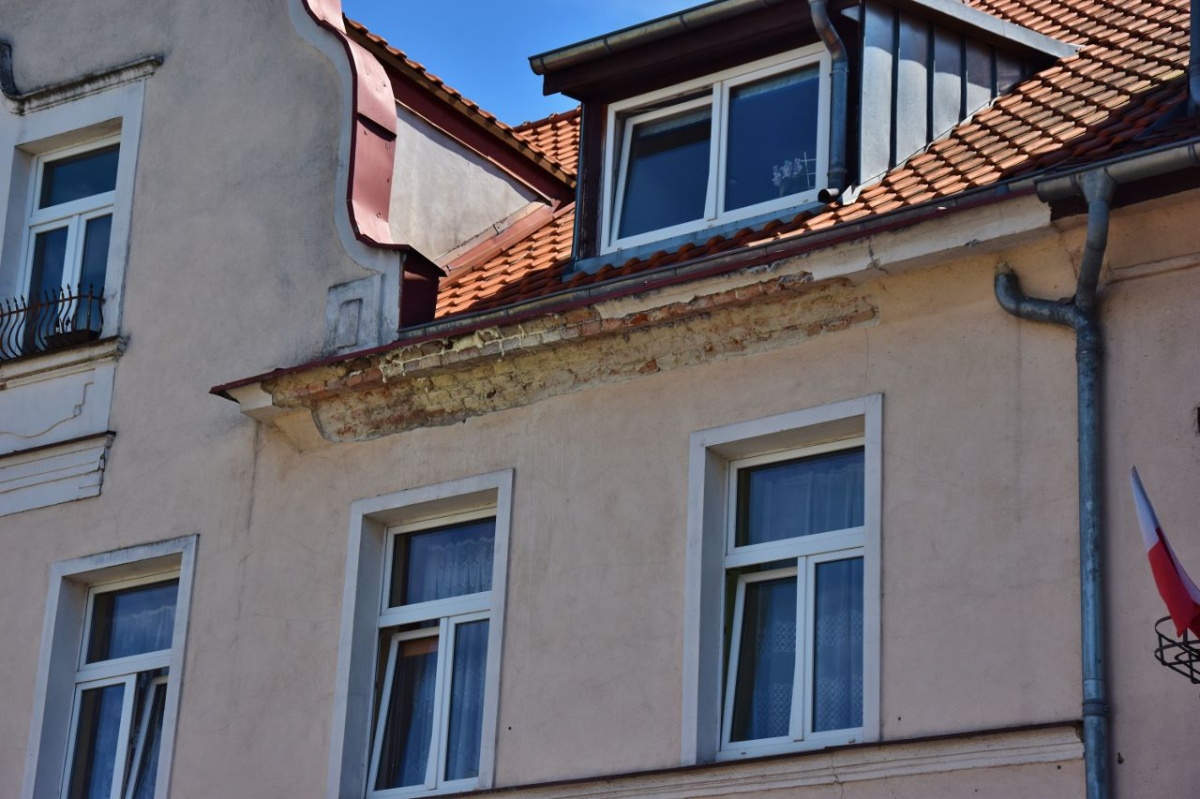 Fragment tynku spadł na głowę kobiety. Trafiła do szpitala