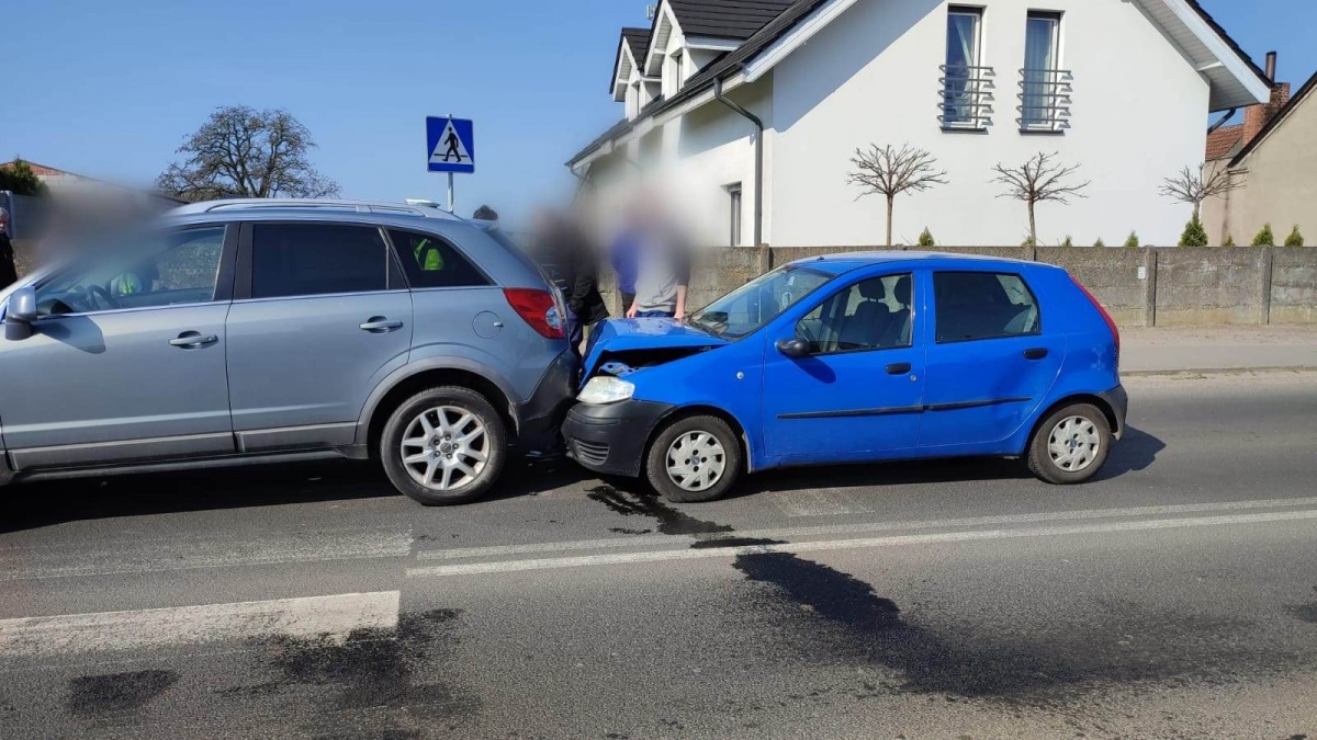 Kolizja z udziałem dwóch samochodów i pieszego!