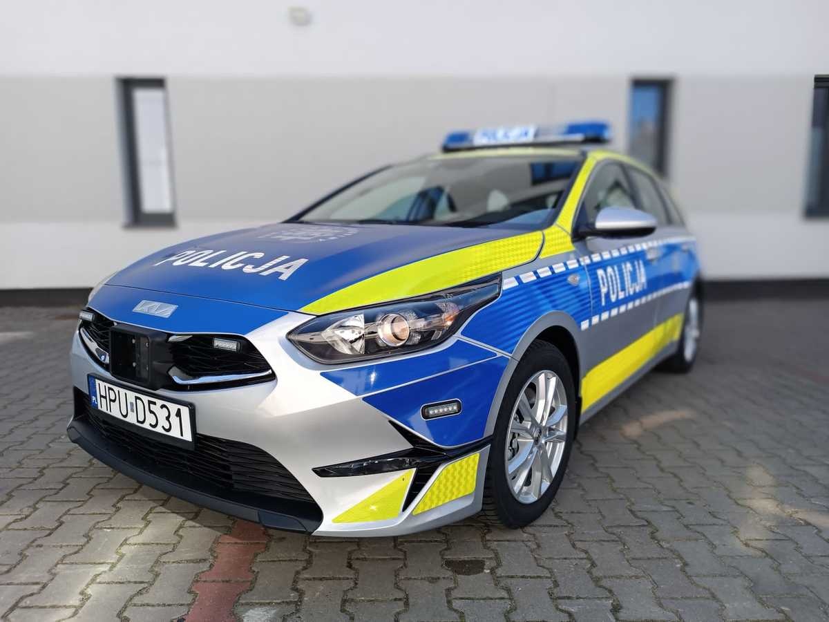 Nowy radiowóz czempińskich policjantów