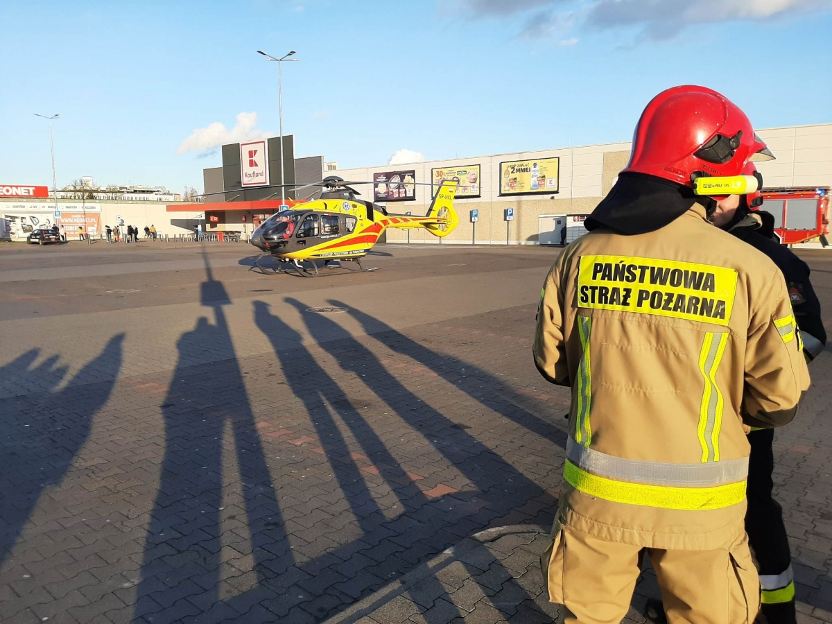 Zabrakło karetek. Lądowanie LPR na parkingu marketu!