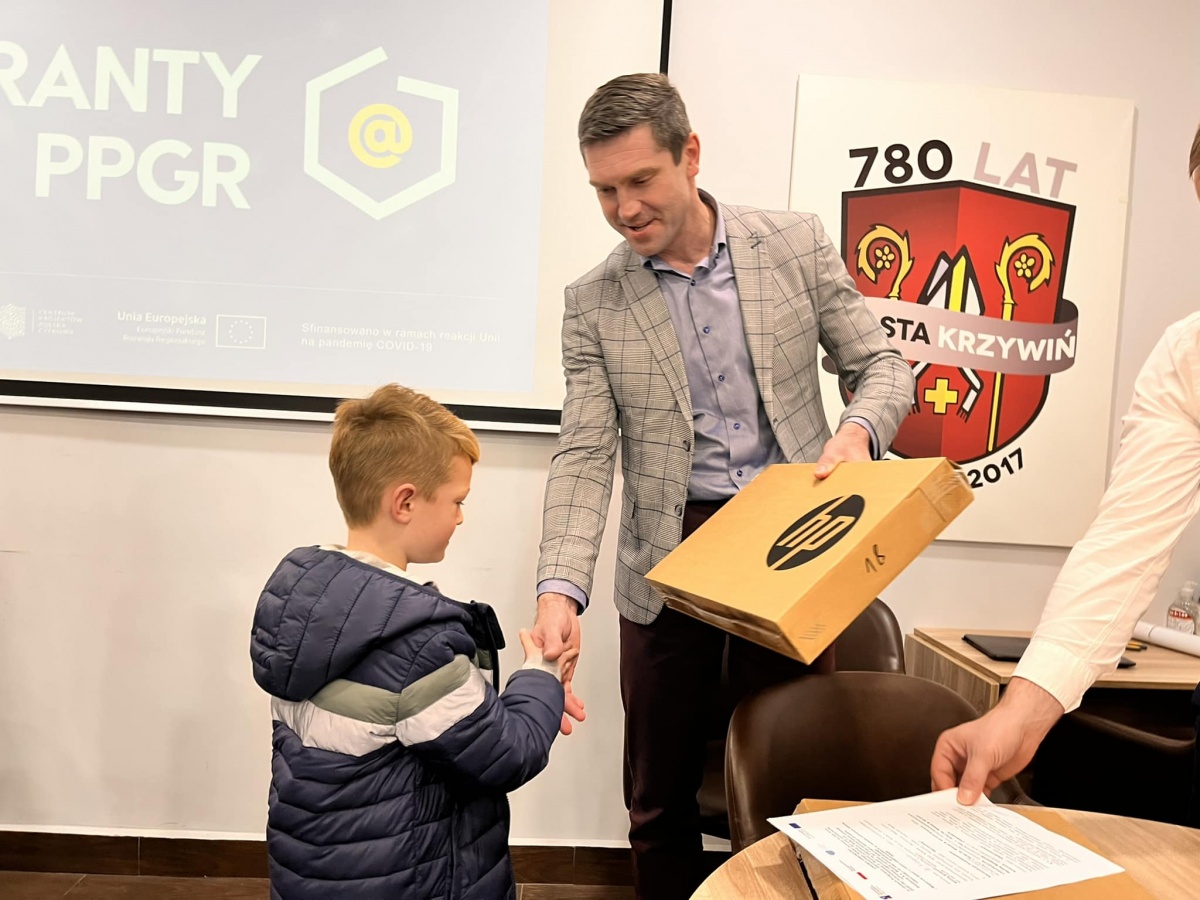 Laptopy dla uczniów z gminy Krzywiń