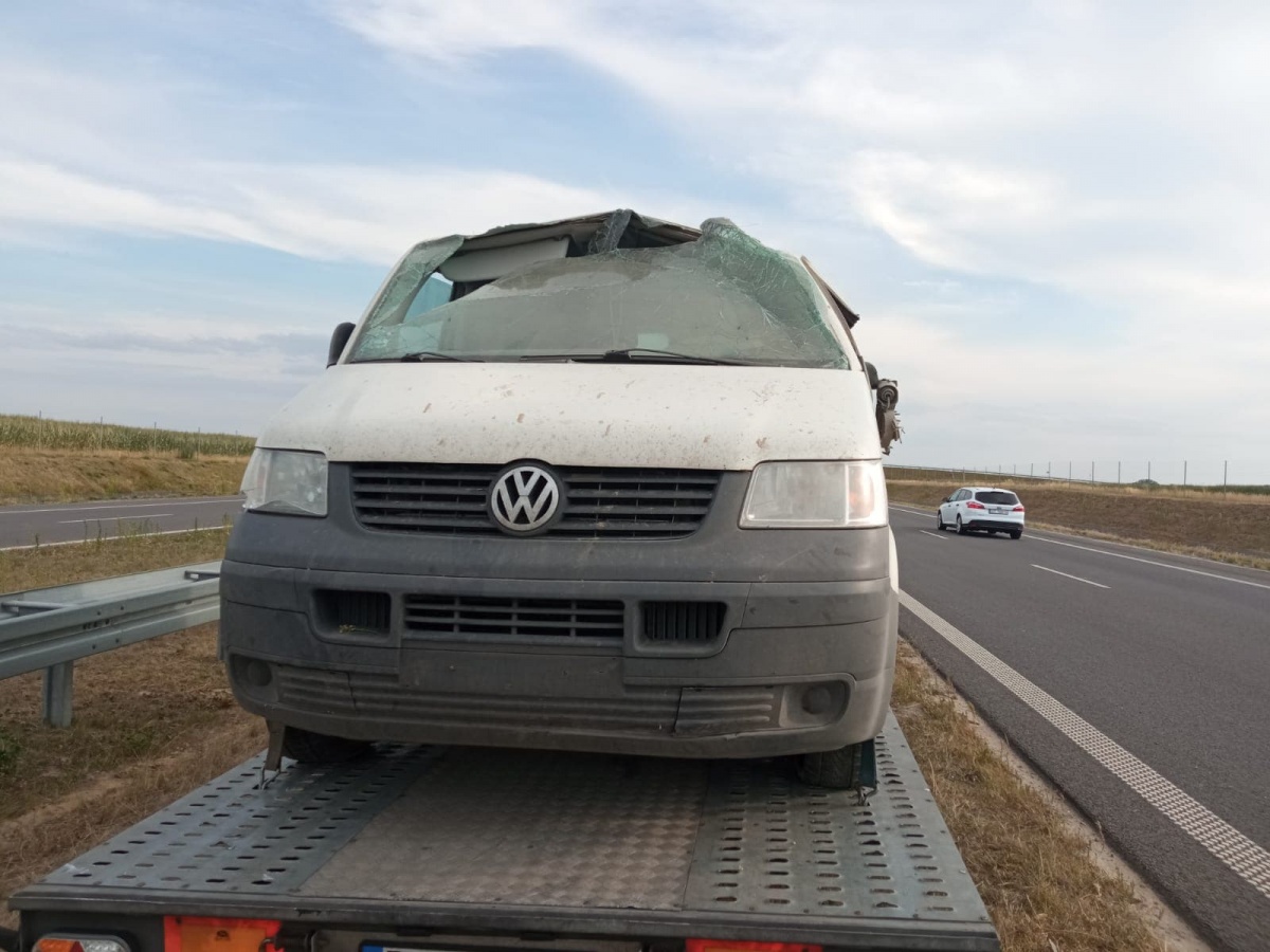 Bus dachował na S5!