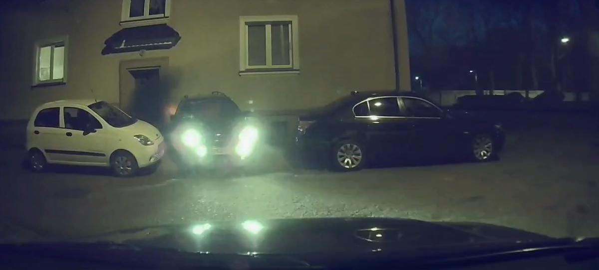 Kompletnie pijana uderzyła w samochód i budynek (ZOBACZ FILM)