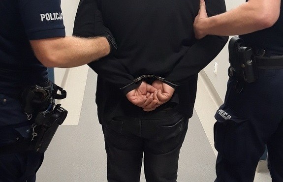 Uszkodził samochody, podpalił kosz, był agresywny!