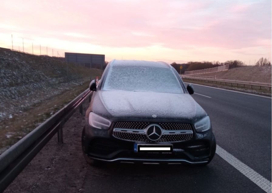 Zostawił auto na ekspresówce. Spory mandat dla właściciela!