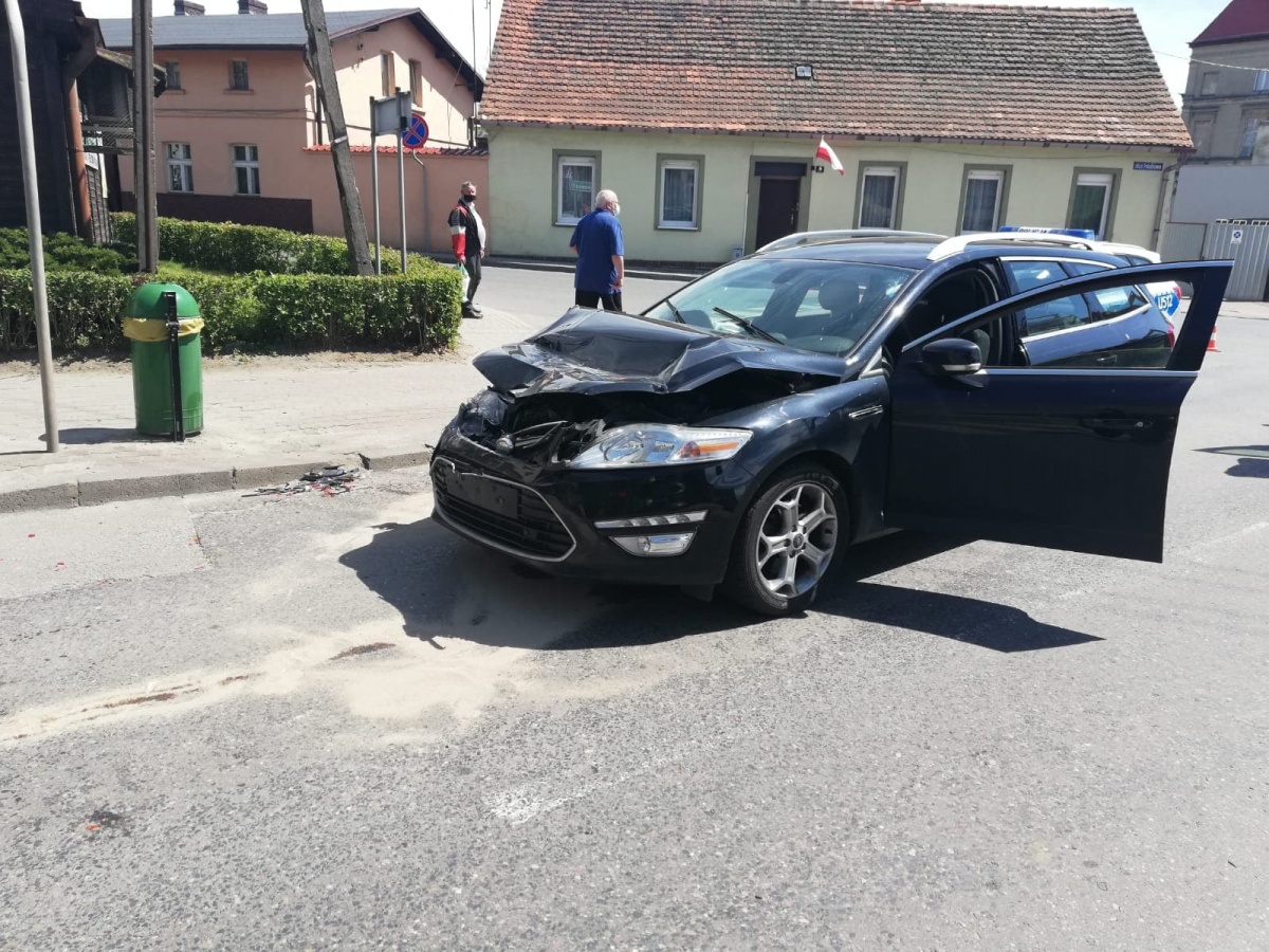 Najechała na tył dostawczaka. Trafiła do szpitala