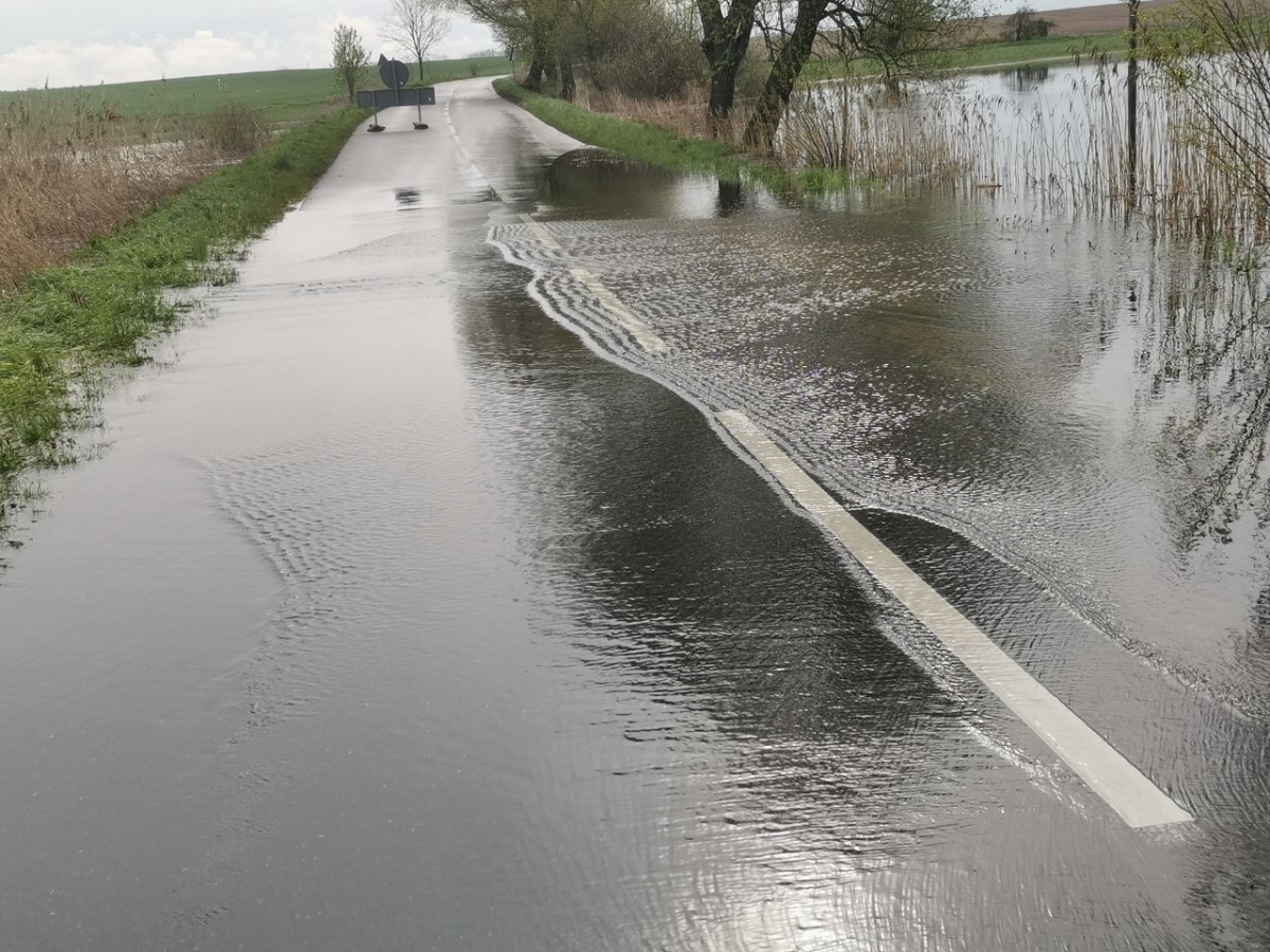 Woda zalała drogę pomiędzy Nielęgowem i Gryżyną!