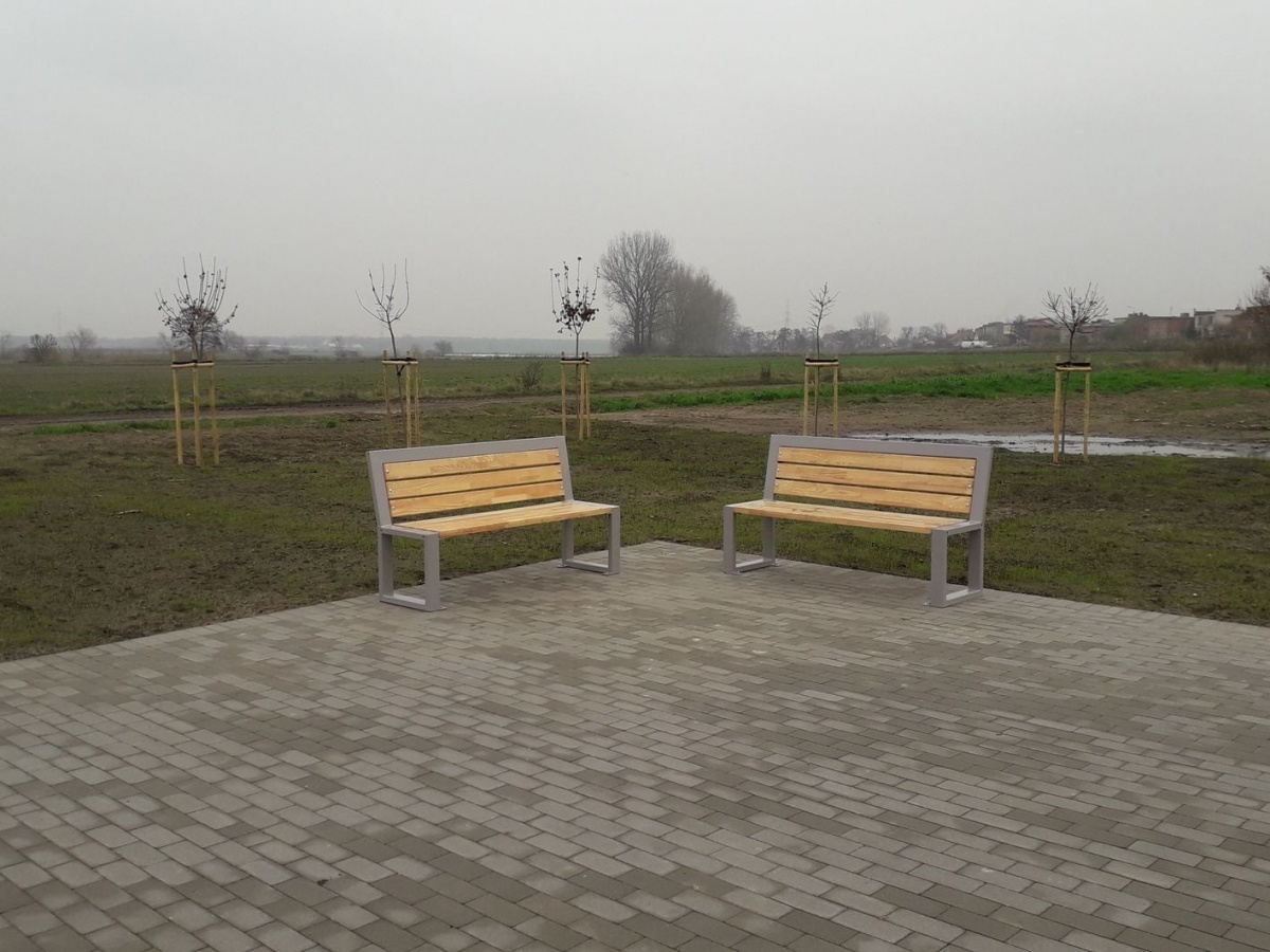 Ukradli ławki z placu przy stawie w Szczodrowie