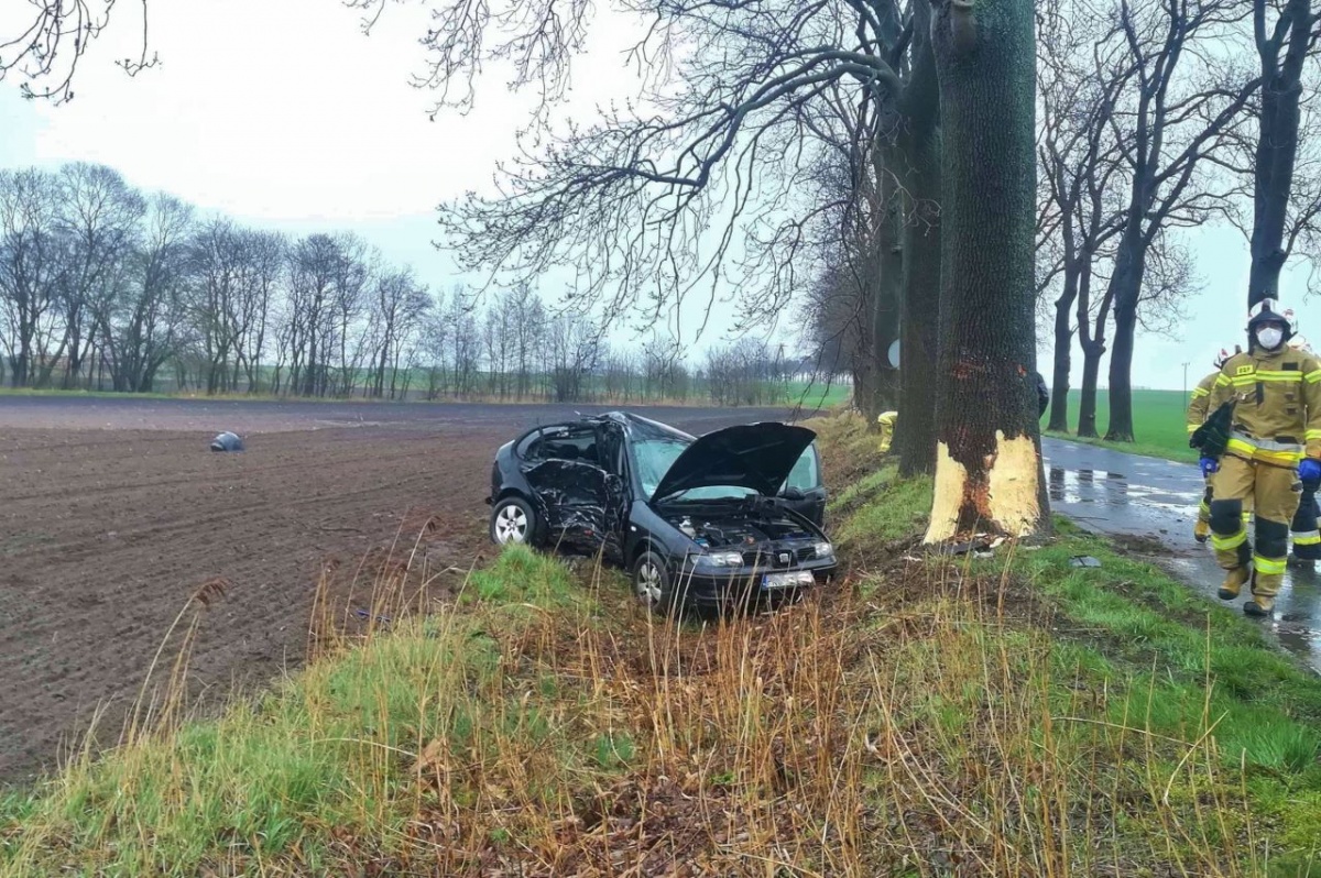 Wypadek koło Starego Bojanowa. Uderzył w drzewo!