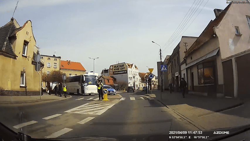 Potrącił rowerzystę na rondzie! Autobusem!
