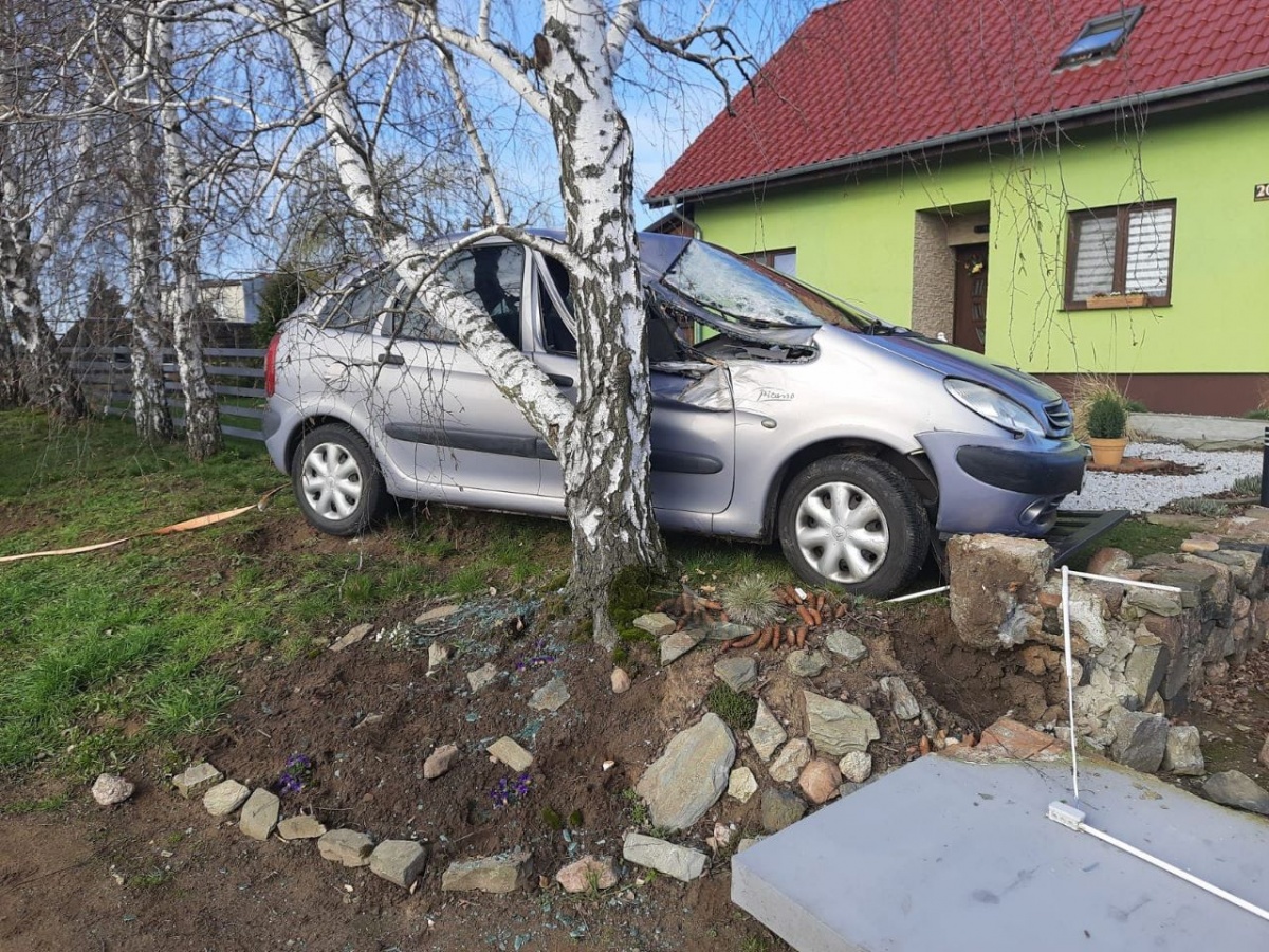 Stracił panowanie i wjechał w płot. Kolizja w Czerwonej Wsi
