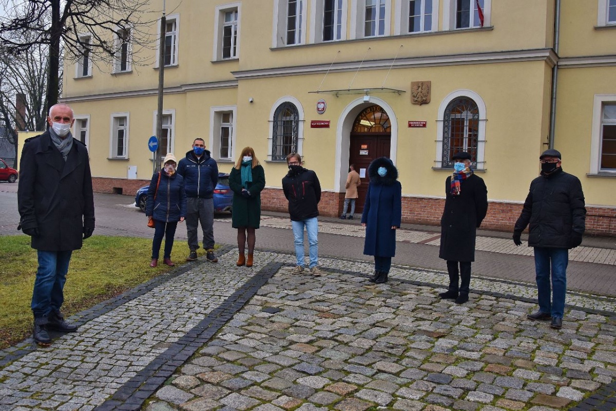 Manifestacja przed sądem. Wspierają niezależnych!