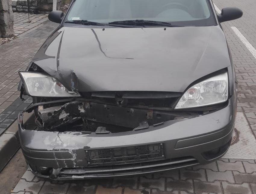 Wjechała w lampę i uciekła. Pijana 72-latka za kierownicą!