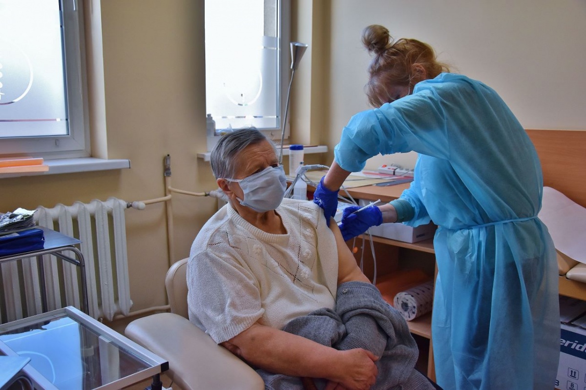 Szczepienia seniorów w naszym powiecie ruszyły!