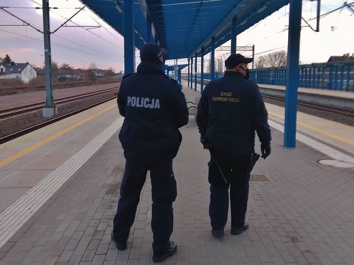 Wspólne patrole policji i SOK. Usunęli z pociągu pijanych podróżnych
