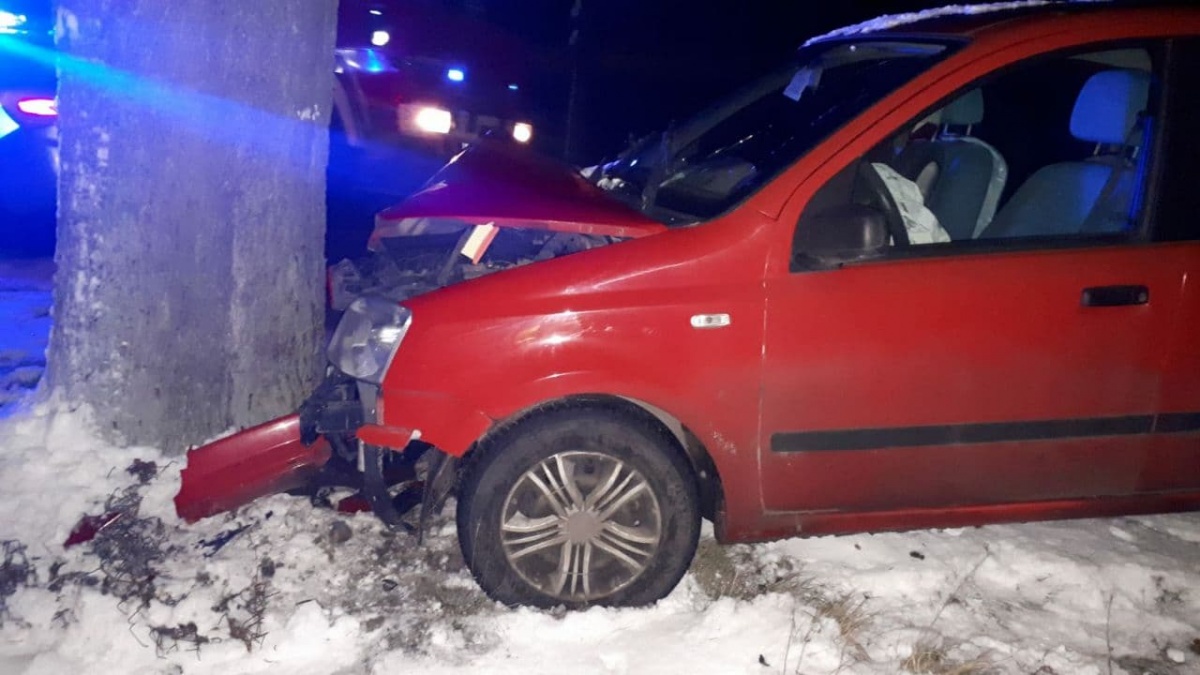 Straciła panowanie nad pojazdem i wjechała w drzewo