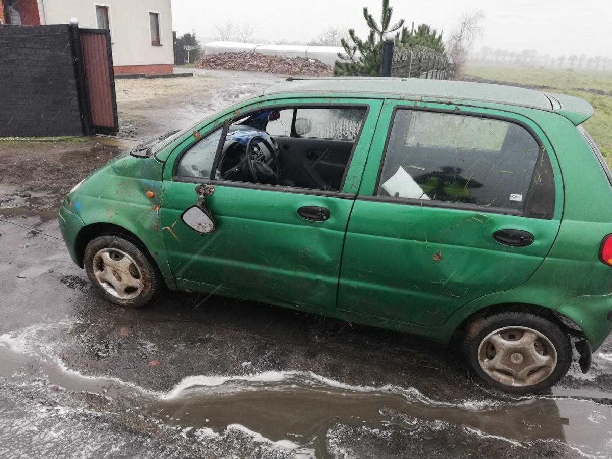 Dachowanie na śliskiej drodze w Morownicy