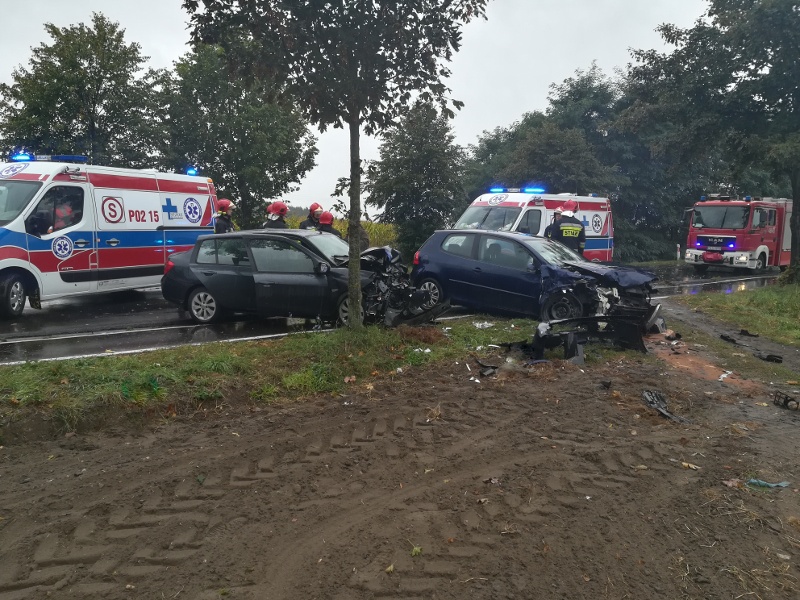 Dwa wypadki na śliskich drogach. Strażacy apelują!