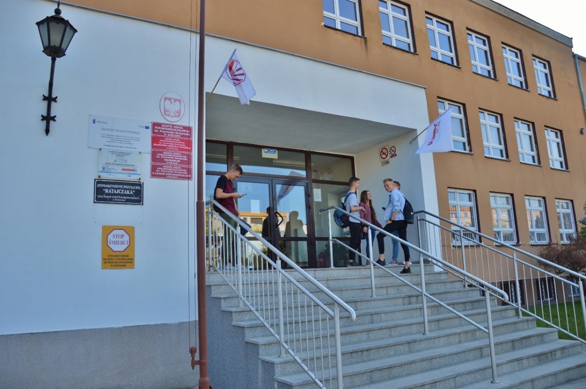 Rok szkolny w trybie stacjonarnym, czy hybrydowym?