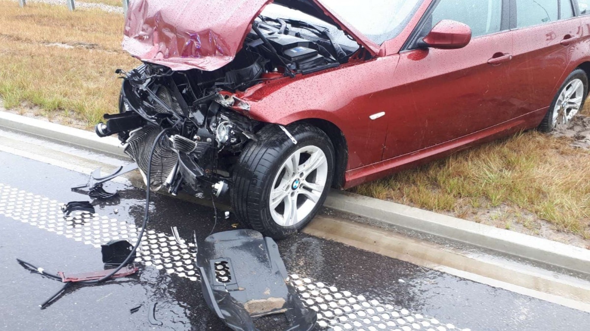 Stracił panowanie nad BMW i wjechał w bariery na S5