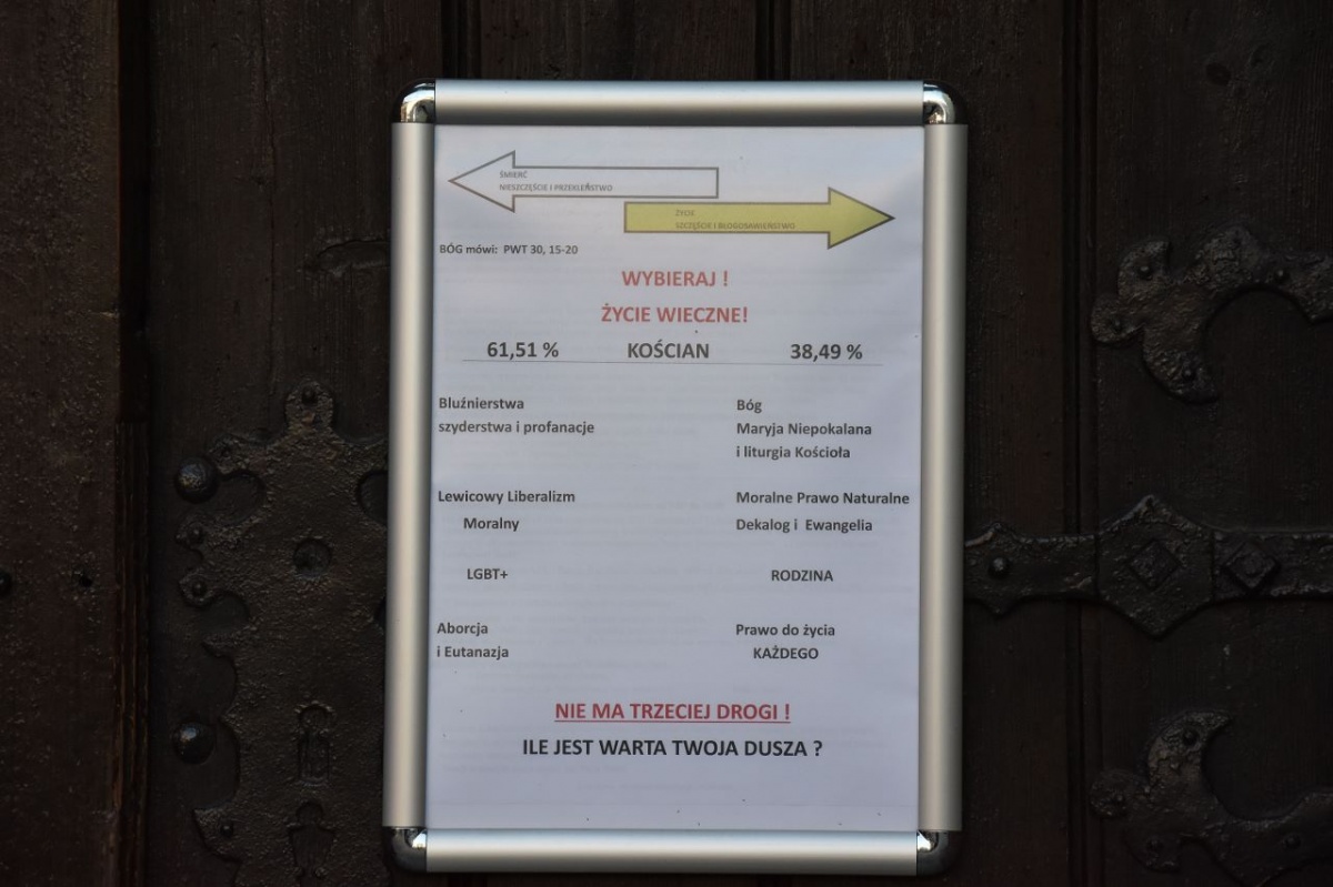 Kontrowersyjna informacja na drzwiach kościańskiej fary!