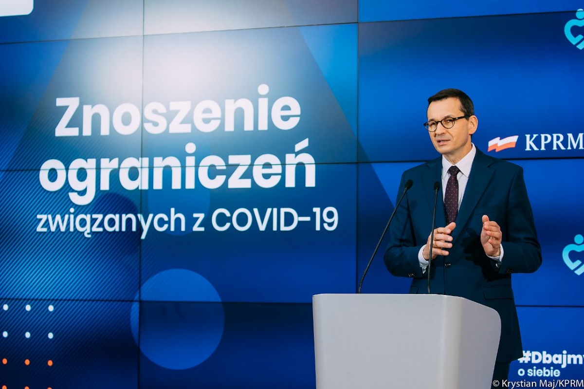 Koniec noszenia maseczek? Otwarte kina, siłownie, baseny. Kiedy?