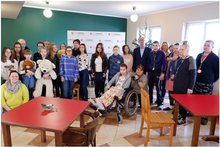 Uczniowie odwiedzili DPS w Mościszkach. Wolontariat i doradztwo w jednym
