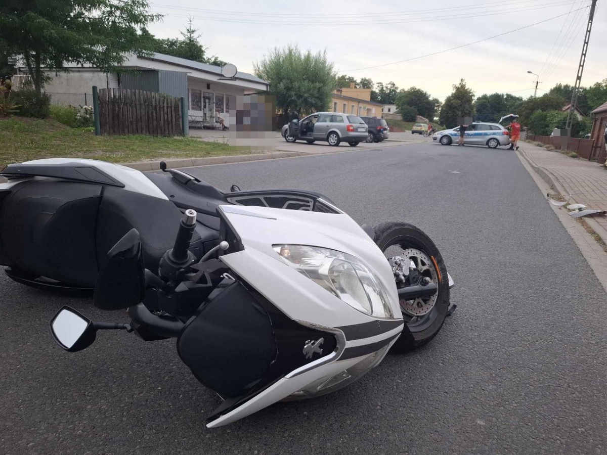 Wypadek z udziałem motocykla i samochodu. 10-latek z obrażeniami trafił do szpitala
