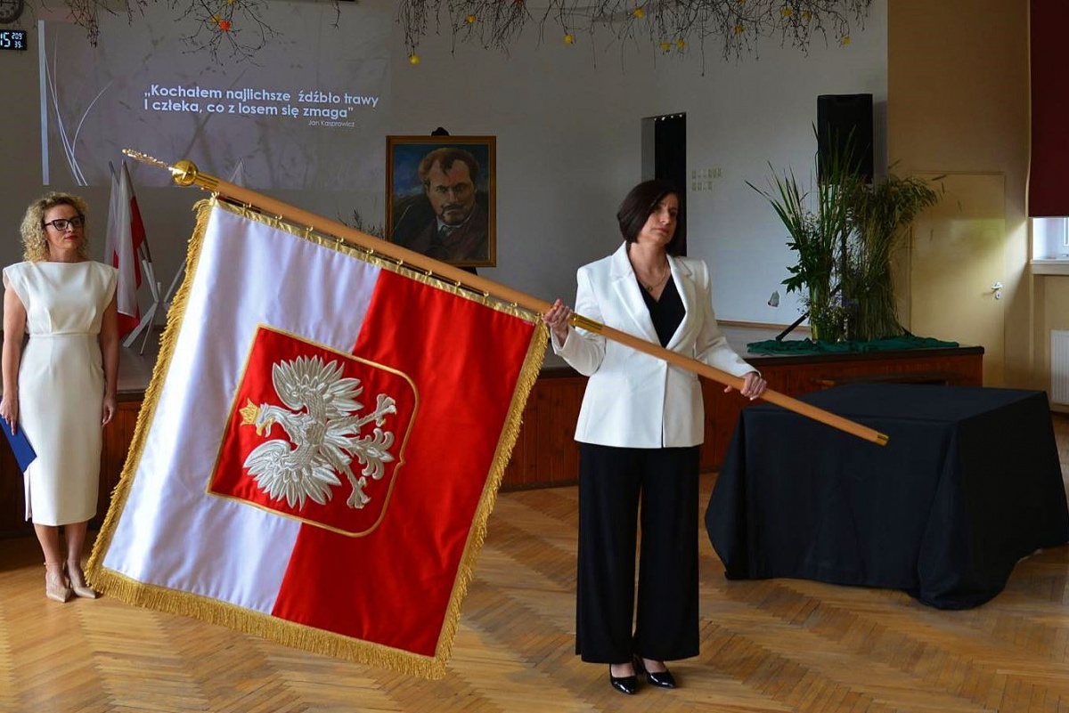 Szkoła w Nietążkowie z nowym sztandarem