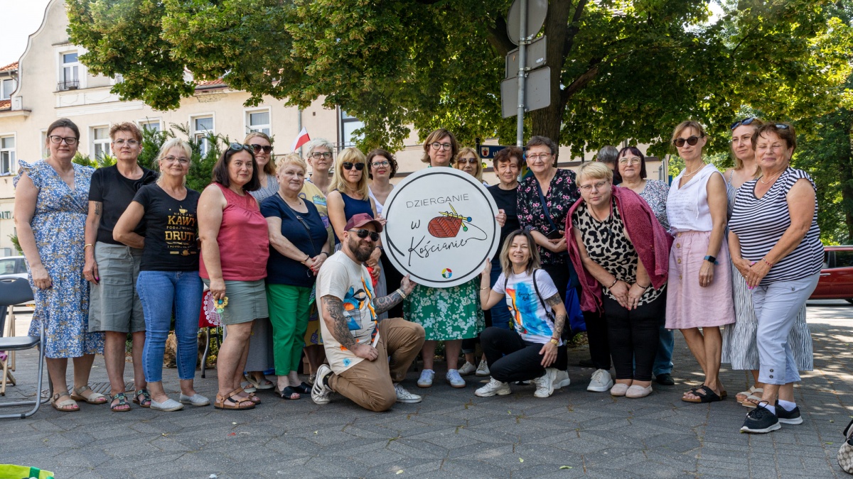 Dzierganie przed biblioteką