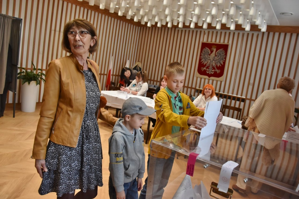 Wybory samorządowe 2024 - trwa głosowanie. Frekwencja nie najgorsza