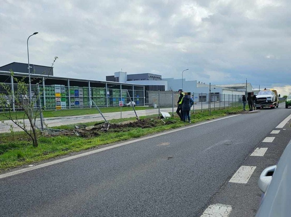 Uderzył w samochód i ogrodzenie