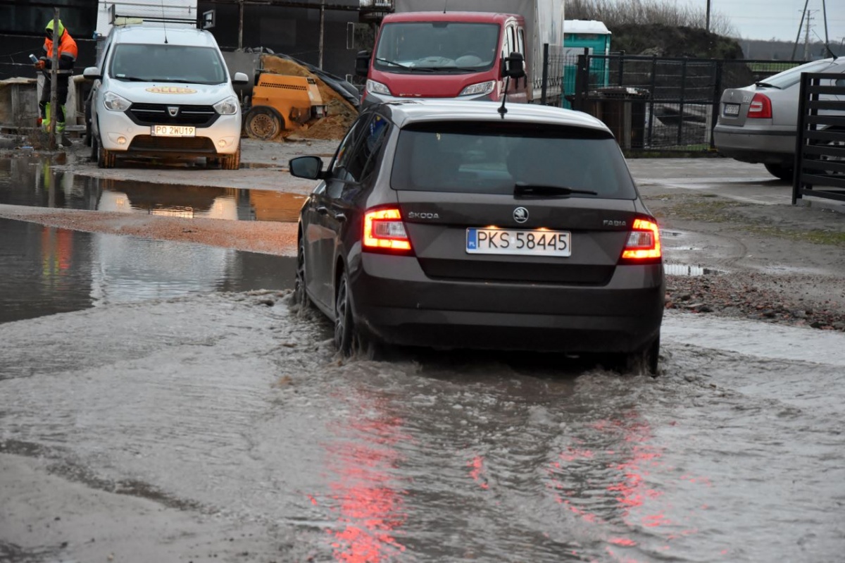 Dziury, błoto i ogromne kałuże. Miasto robi niewiele...