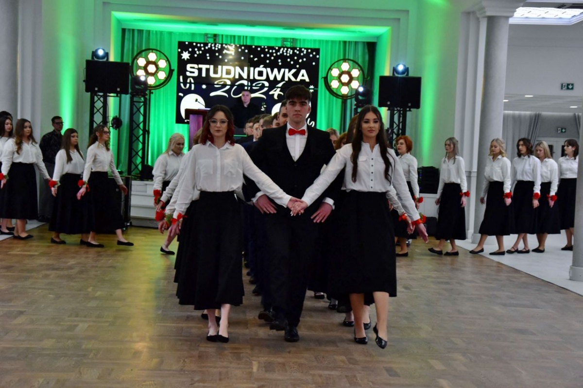 Studniówka maturzystów z ZSP w Nietążkowie [ZDJĘCIA]