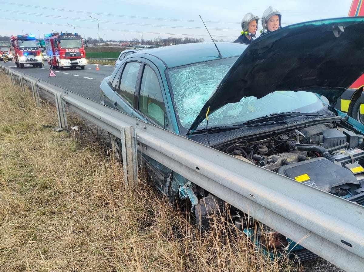 Wjechała w barierki na S5!