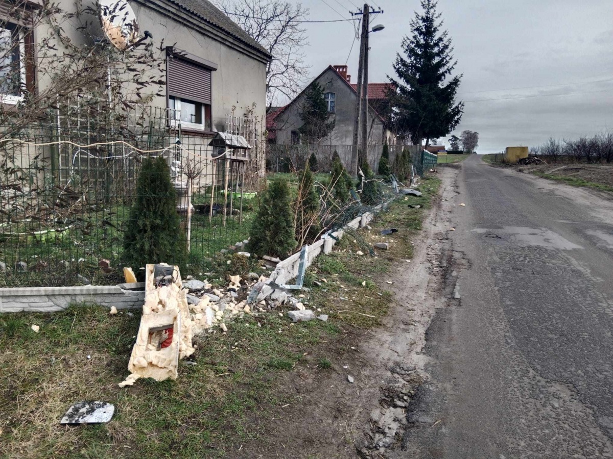 Wjechał w ogrodzenie, bo zasnął...
