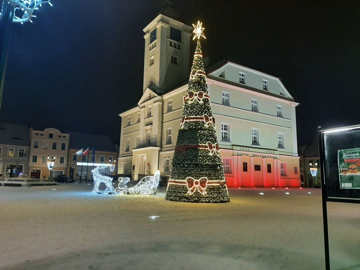 Świąteczne dekoracje nocą na Rynku