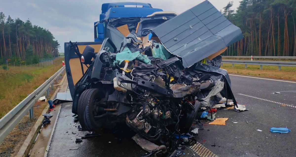 Zmiażdżony bus między ciężarówkami [ZDJĘCIA]