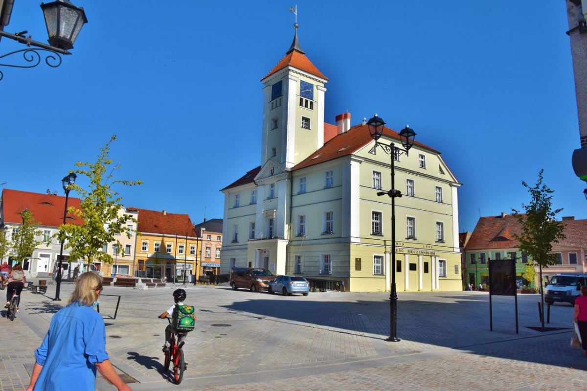 Remont Rynku dobiega końca. Zdjęto ogrodzenie [ZDJĘCIA]
