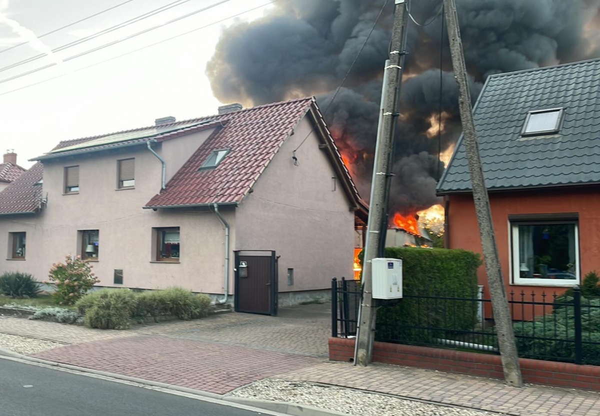 Pożar budynku przy ul. Mierosławskiego w Śmiglu [ZDJĘCIA]