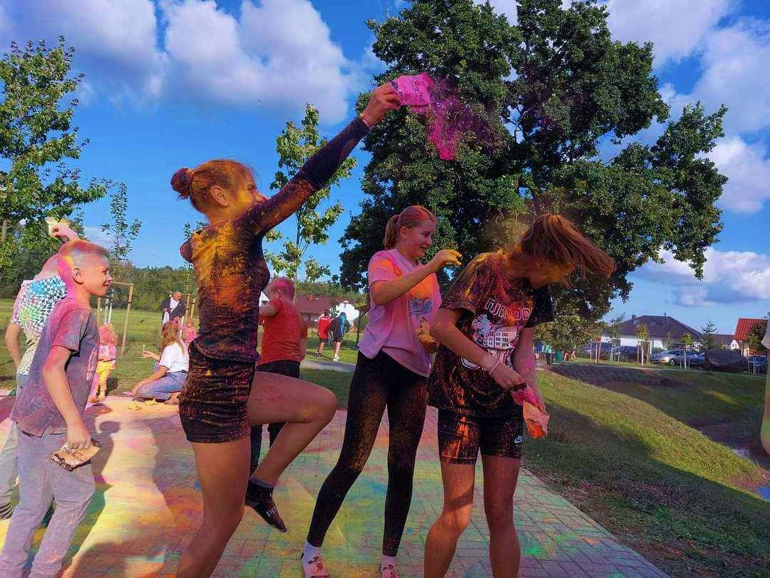 Bieg na orientację i festiwal kolorów w Starych Oborzyskach [ZDJĘCIA]