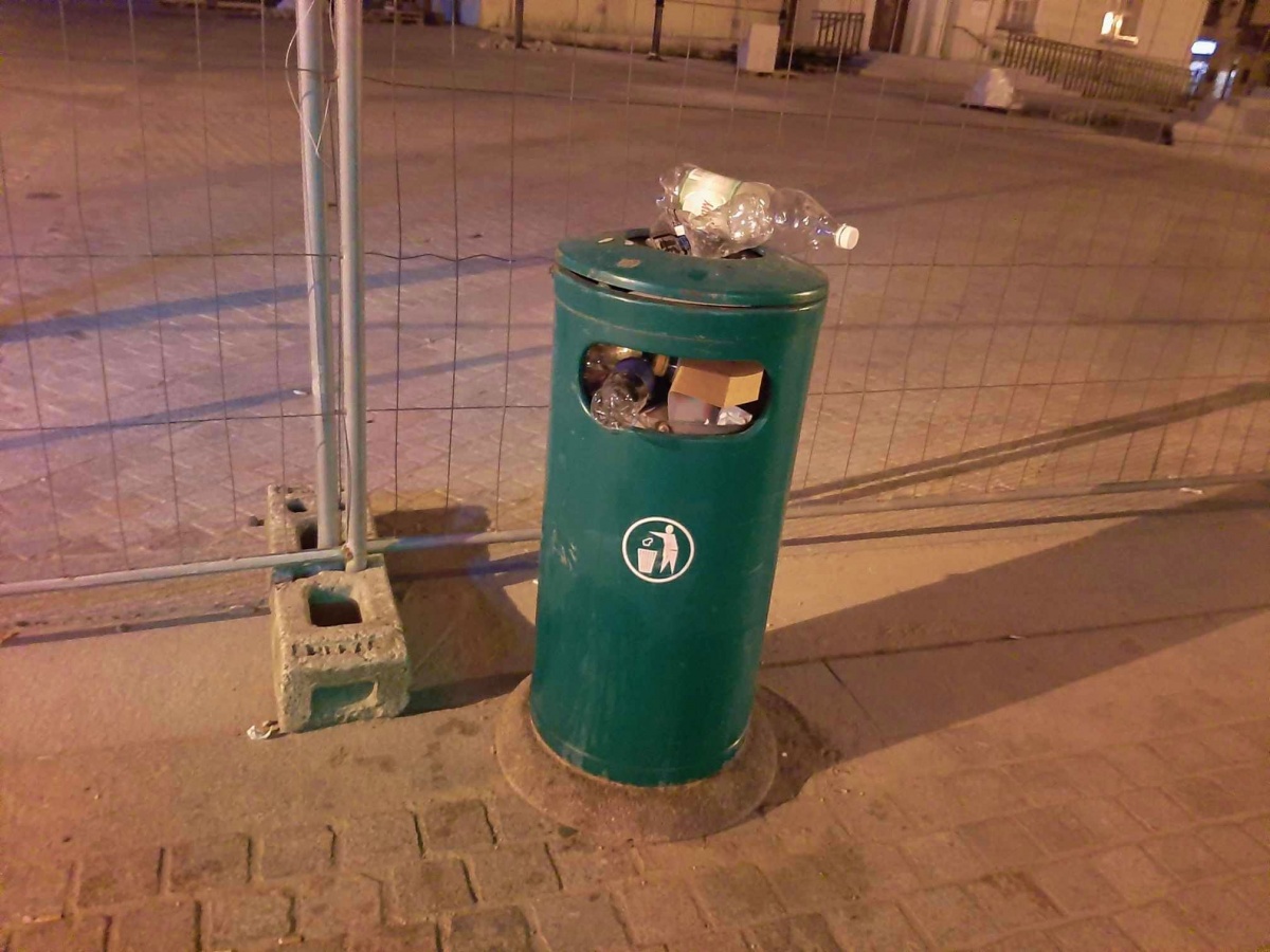 Przepełnione kosze i śmieci na chodniku [ZDJĘCIA]