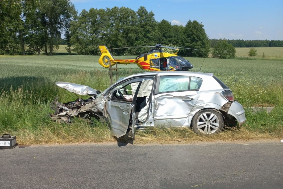 Wjechał w drzewo. Lądował LPR! [ZDJĘCIA]