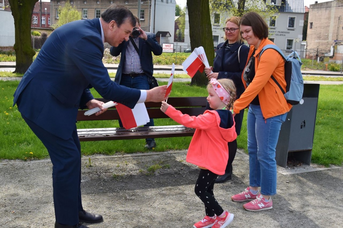 Dzień Flagi. Rozdawali chorągiewki [ZDJĘCIA]