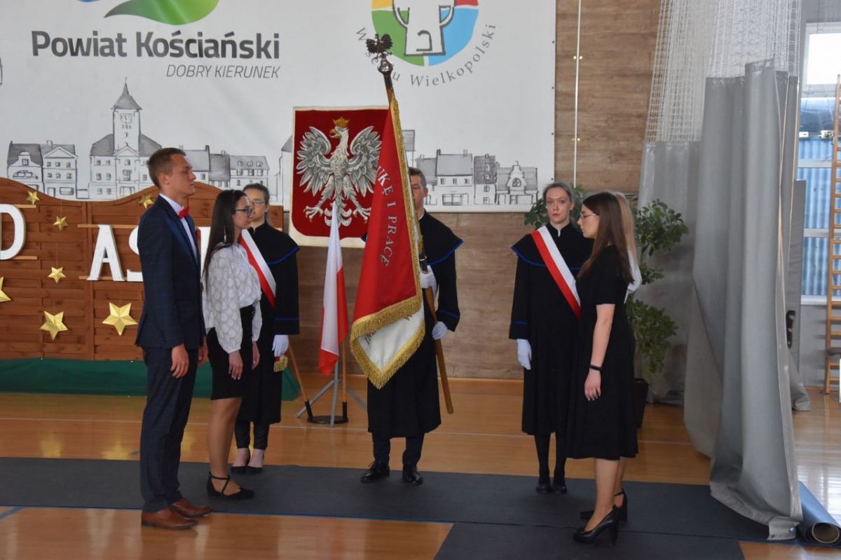 Nowy sztandar i pożegnanie absolwentów Ratajczaka [ZDJĘCIA]